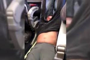 Cliente sendo expulso de aeronave da United Airlines. Fonte: Imagem da internet.